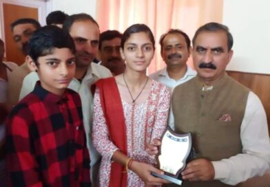 मुख्यमंत्री ठाकुर सुखविंदर सिंह सुक्खू ने मधु शर्मा को सम्मानित किया मुख्यमंत्री ठाकुर सुखविंदर सिंह सुक्खू ने मधु शर्मा को सम्मानित किया