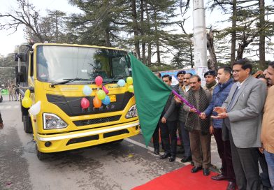 मुख्यमंत्री ने लोक निर्माण विभाग के 15 टिप्परों को रवाना किया